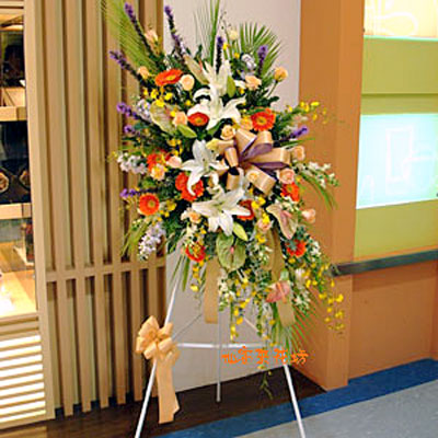 【C-025】祝賀花圈:三角架花圈、開幕藝術花圈1個